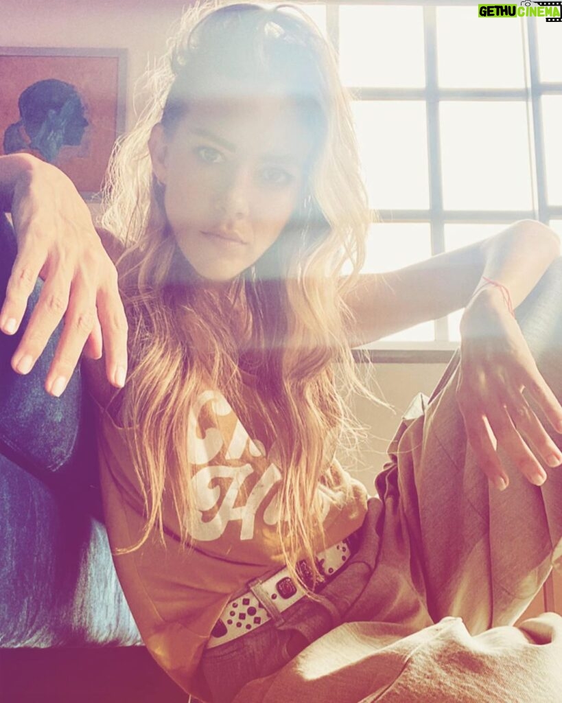 Fernanda Castillo Instagram - Tirando 🎲