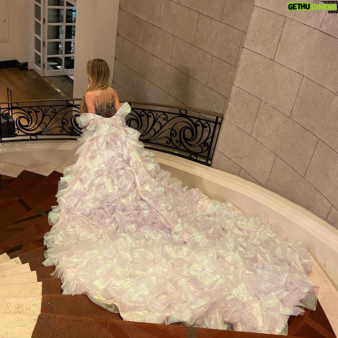 Fernanda Castillo Instagram - Del mar al Disney Gala de @fashionweekmx de la mano de @verodiazmx π§π»ββοΈ π #thedisneygala #disney100 @disneyanimation @disneystyle Makeup @chentechapitas Hair @gabiokka @colourstalent @lorenarobleto
