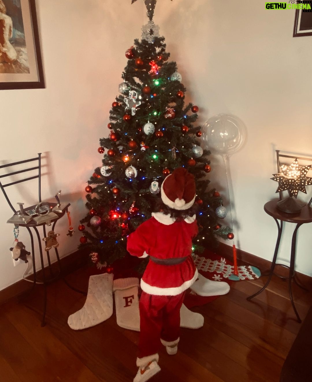 Fernanda Castillo Instagram - Esta Navidad solo puedo pensar en lo agradecida que estoy por tener a este niño sano y cerca de mi para protegerlo. En un mundo que no entiendo y que me duele , deseo con toda mi alma la paz para todas aquellas personas que están sufriendo. Que los rehenes regresen a casa, que la guerra pare, que los niñ@s de este mundo estén a salvo, que las madres y padres que han perdido a sus hij@s encuentren consuelo, que aprendamos a ser empáticos y comprensivos con el dolor y las razones de los otres, que rompamos la cadena de odio y podamos abrazar en lugar de dividirnos, que nadie se sienta sol@ ni abandonado. Que todas las personas puedan tener esperanza 🙌🏼 A todes ustedes que me siguen les deseo salud y consciencia para ustedes y sus seres amados. Que sea una noche de luz y que esa luz nos guíe hacia un mejor lugar. 🕯️🤍 Feliz Navidad