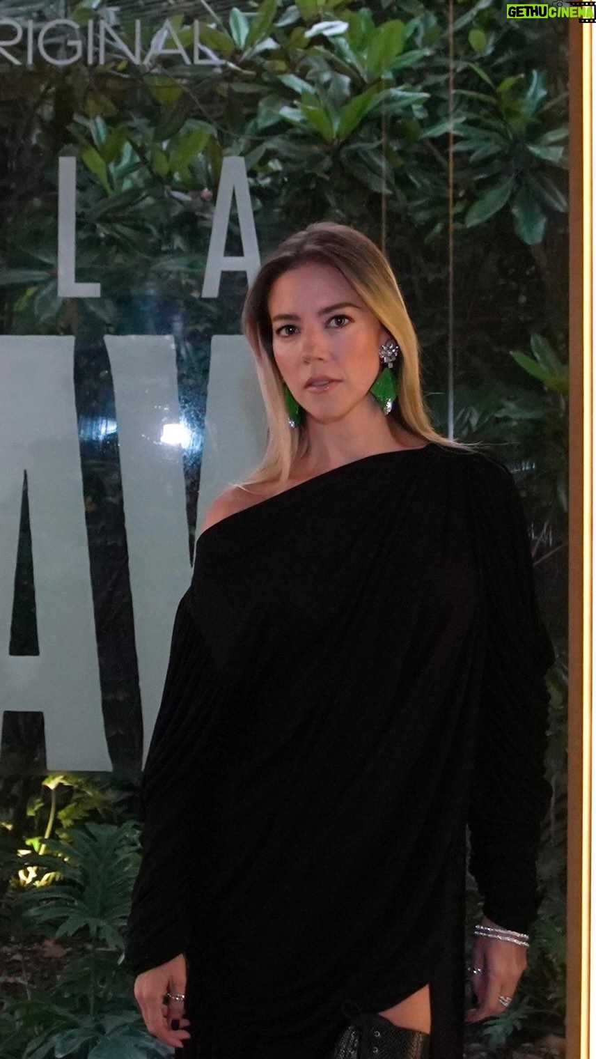 Fernanda Castillo Instagram - En #CosmoMx tuvimos la oportunidad de estar en exclusiva en el backstage del lanzamiento de #IslaBrava, ¡protagónico de @fernandacga en @Vix! 🤩🔥👏🏻 Look: gucci Anillos y brazaletes: #Serpenti @bulgari stylist: @ruthbuendiap make up: @chentechapitas asistente make up: @moctemontoya hair: @gabiokka video: @moi.rodriguez_
