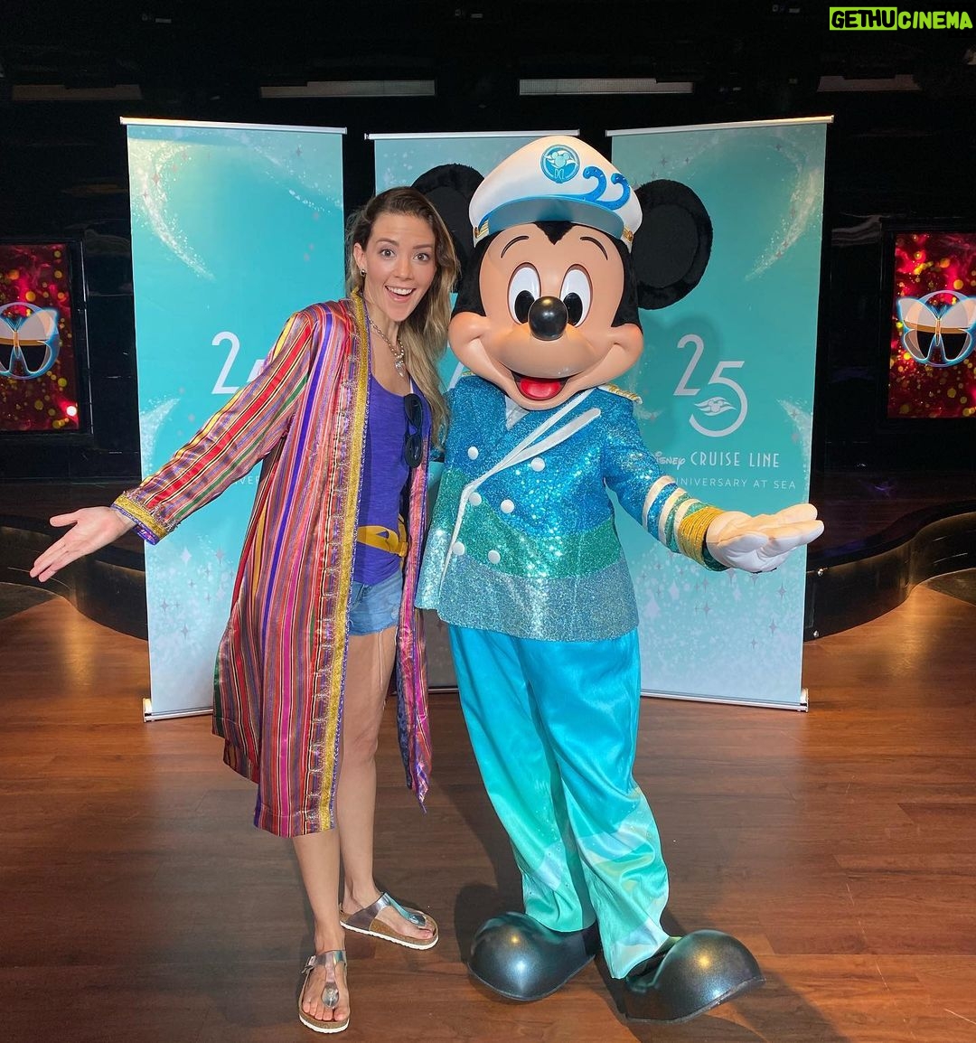 Fernanda Castillo Instagram - Que esta MAGIA no termine nunca! Ver a Liam y a nosotras @anitadelrey @vieyraasoko sorprendernos a cada segundo con este crucero y su maravilloso crew ha sido extraordinario!! Gracias @disneycruiseline #disneycruiseline 🛳️ Pueden ver tooooodo en mis historias!