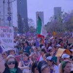Fernanda Castillo Instagram - Conmemoro la lucha de millones de mujeres que pelearon para que yo tenga la oportunidad de ser quien soy , de decidir, de luchar por mis hermanas. Hoy reviso las cosas que tengo aprendidas y las veces en que no he sido suficientemente empática con la situación de otra mujer , sus decisiones y su voz. Hoy reconozco a todas esas mujeres que me enseñan , me inspiran y me guían. Las respeto y las honro 💜 #8m #niunamas #nosqueremoslibres #nosqueremosvivas Este video es de un #8m hace unos años, me sentía tan orgullosa de estar ahí , escuchando y admirando a tantas amigas y compañeras.Cada que lo veo se me enchina la piel.