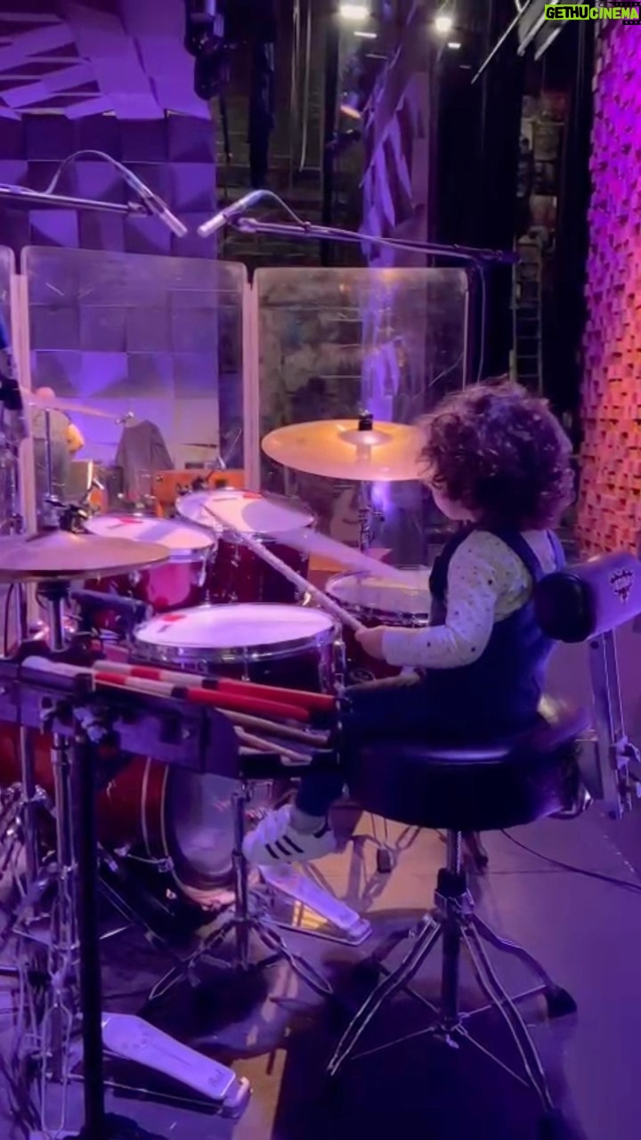 Fernanda Castillo Instagram - Gracias Guadalajara! Por un público hermoso de 8500 almas y por unos días muy especiales con mi hijo y esta compañia de @sietevecesadios a la que adoro!!!