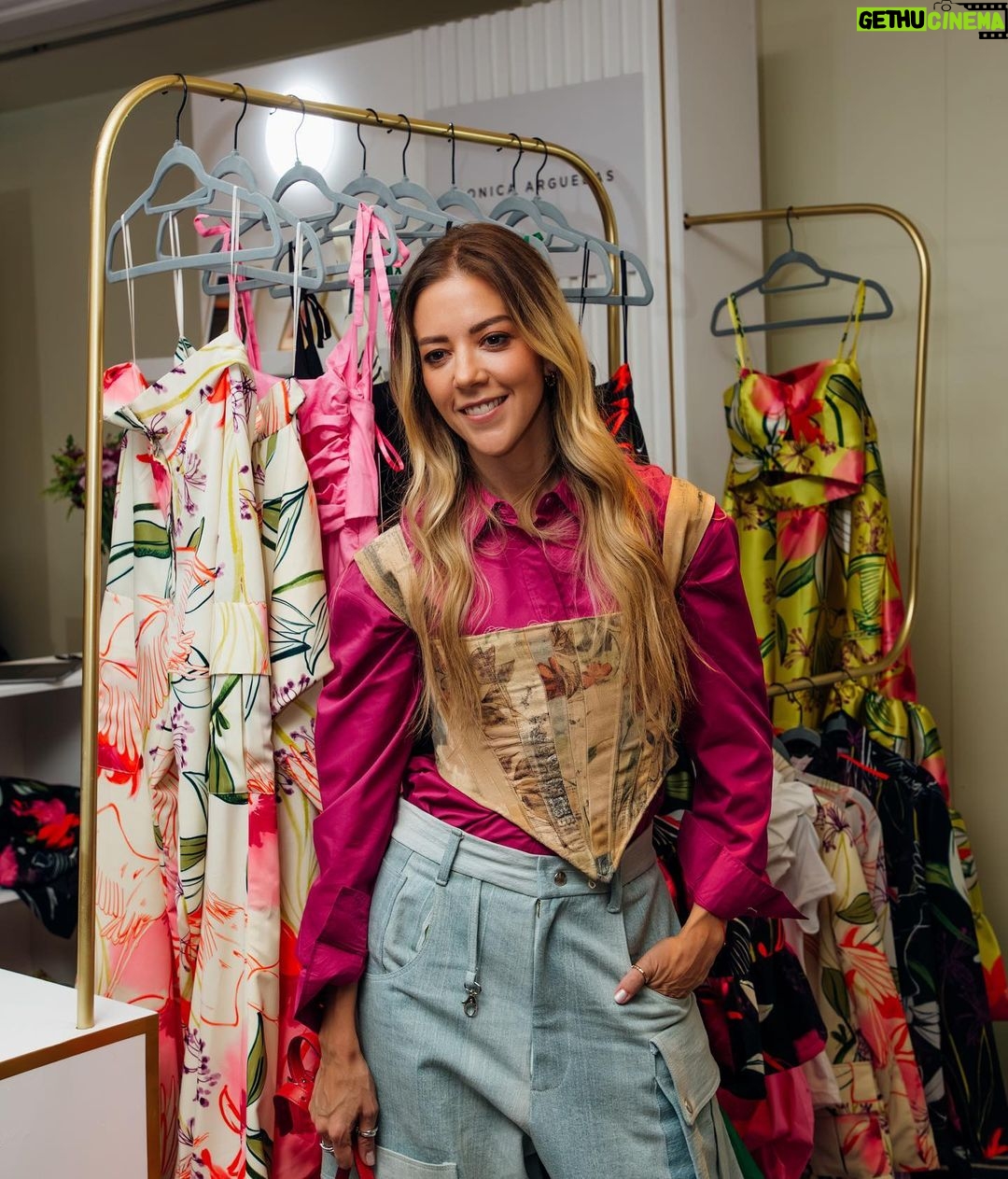 Fernanda Castillo Instagram - 🌺 de esos días bonitos 🌺 Gracias @voguemexico @karlamartinezdesalas por el gusto de compartir y celebrar el talento de tant@s diseñador@s en #espaciovogue Four Seasons Hotel Mexico City