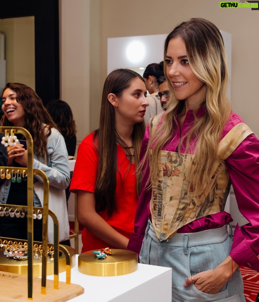 Fernanda Castillo Instagram - 🌺 de esos días bonitos 🌺 Gracias @voguemexico @karlamartinezdesalas por el gusto de compartir y celebrar el talento de tant@s diseñador@s en #espaciovogue Four Seasons Hotel Mexico City