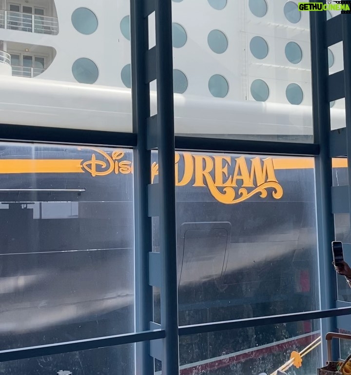 Fernanda Castillo Instagram - Que esta MAGIA no termine nunca! Ver a Liam y a nosotras @anitadelrey @vieyraasoko sorprendernos a cada segundo con este crucero y su maravilloso crew ha sido extraordinario!! Gracias @disneycruiseline #disneycruiseline 🛳️ Pueden ver tooooodo en mis historias!