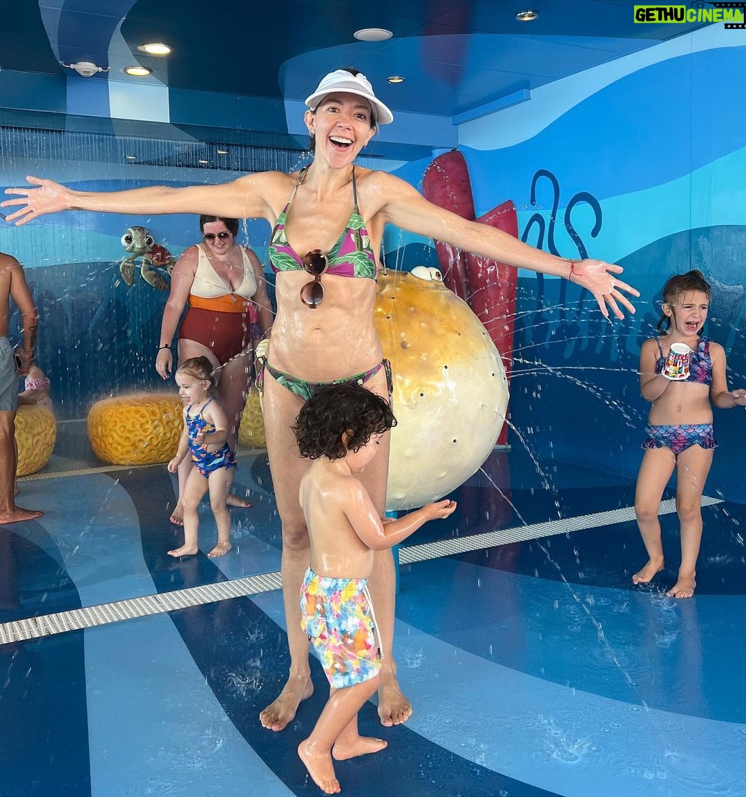 Fernanda Castillo Instagram - Que esta MAGIA no termine nunca! Ver a Liam y a nosotras @anitadelrey @vieyraasoko sorprendernos a cada segundo con este crucero y su maravilloso crew ha sido extraordinario!! Gracias @disneycruiseline #disneycruiseline 🛳️ Pueden ver tooooodo en mis historias!