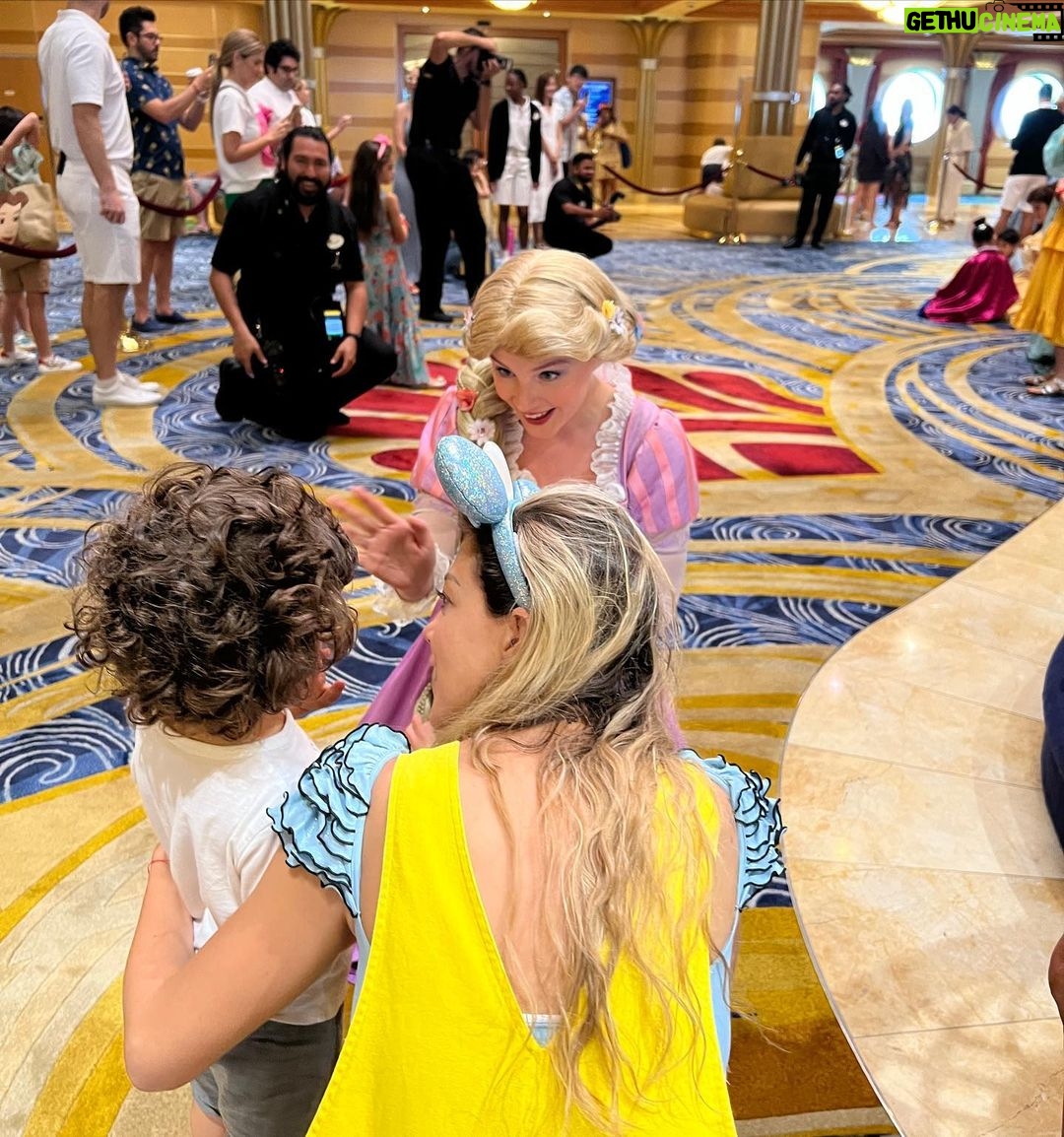 Fernanda Castillo Instagram - Que esta MAGIA no termine nunca! Ver a Liam y a nosotras @anitadelrey @vieyraasoko sorprendernos a cada segundo con este crucero y su maravilloso crew ha sido extraordinario!! Gracias @disneycruiseline #disneycruiseline 🛳️ Pueden ver tooooodo en mis historias!