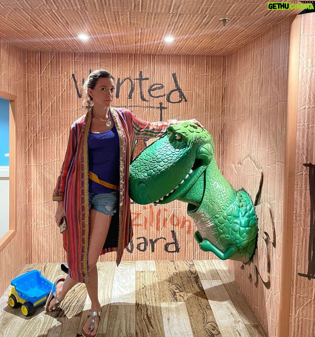 Fernanda Castillo Instagram - Que esta MAGIA no termine nunca! Ver a Liam y a nosotras @anitadelrey @vieyraasoko sorprendernos a cada segundo con este crucero y su maravilloso crew ha sido extraordinario!! Gracias @disneycruiseline #disneycruiseline 🛳️ Pueden ver tooooodo en mis historias!