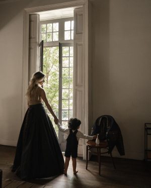 Fernanda Castillo Instagram - Ser tu mamá ha abierto dentro de mí un espacio para hacer grandes los sentimientos, para ensanchar mi consciencia , mi humanidad , mi esperanza, mi sororidad.
Ser tu mamá me hace conmoverme con los momentos más sencillos, valorar y agradecer. 
Ser tu mamá me ha hecho descubrirme , con mis luces y mis sombras y también reconocerme como la mujer guerrera y poderosa que soy .
Ser tu mamá es un privilegio.

Gracias @diorbeauty por acompañarme a celebrar el ser madre de una manera tan especial. @dior @diorbeautylovers 

Foto: @mayracarreno 
MakeUp: @salvadorgonzalezmakeup
Hair: @gabiokka 
Styling: @ruthbuendiap 
@laloremis @esejuanfuentes 🙏🏼♥️