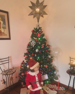 Fernanda Castillo Instagram - Nuestro Diciembre que casi acaba…
@erikhayser Liam y yo ♥️🎂🎄👨‍👩‍👦