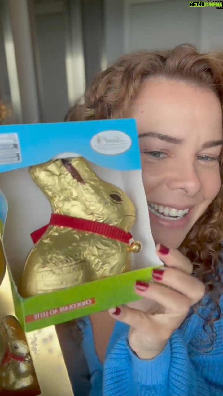 Fernanda Souza Instagram - Eu AMO passar a Pascoa com a minha familia, todo mundo junto! É sempre um momento especial e de criar boas lembranças... Para quem tem criança pequena, dá para fazer a caça aos ovos. Eu mesma já fiz para minhas afilhadas… Só fazer as pegadas dos coelhos com canetinha e ir escondendo os ovinhos pela casa! Pra te ajudar a deixar essa brincadeira ainda mais legal a A @lindt_brasil tem a linha Gold Bunny, que são os coelhinhos em vários tamanhos, pra você espalhar pela casa e fazer aquela bagunça. Agora, o desafio é não comer todos os chocolates enquanto esconde…. Kkkkkk E tem várias novidades, como o OVO de Avelã Crocante, que é muito bommmmmm. Impossível não amar! Acessa o link nos stories ou aqui nos destaques e vai ver quanta coisa boa tem lá! Ahhh Lindt, sou apaixonada por vocês! ♥️ #PascoaLindt #GoldBunny #publi