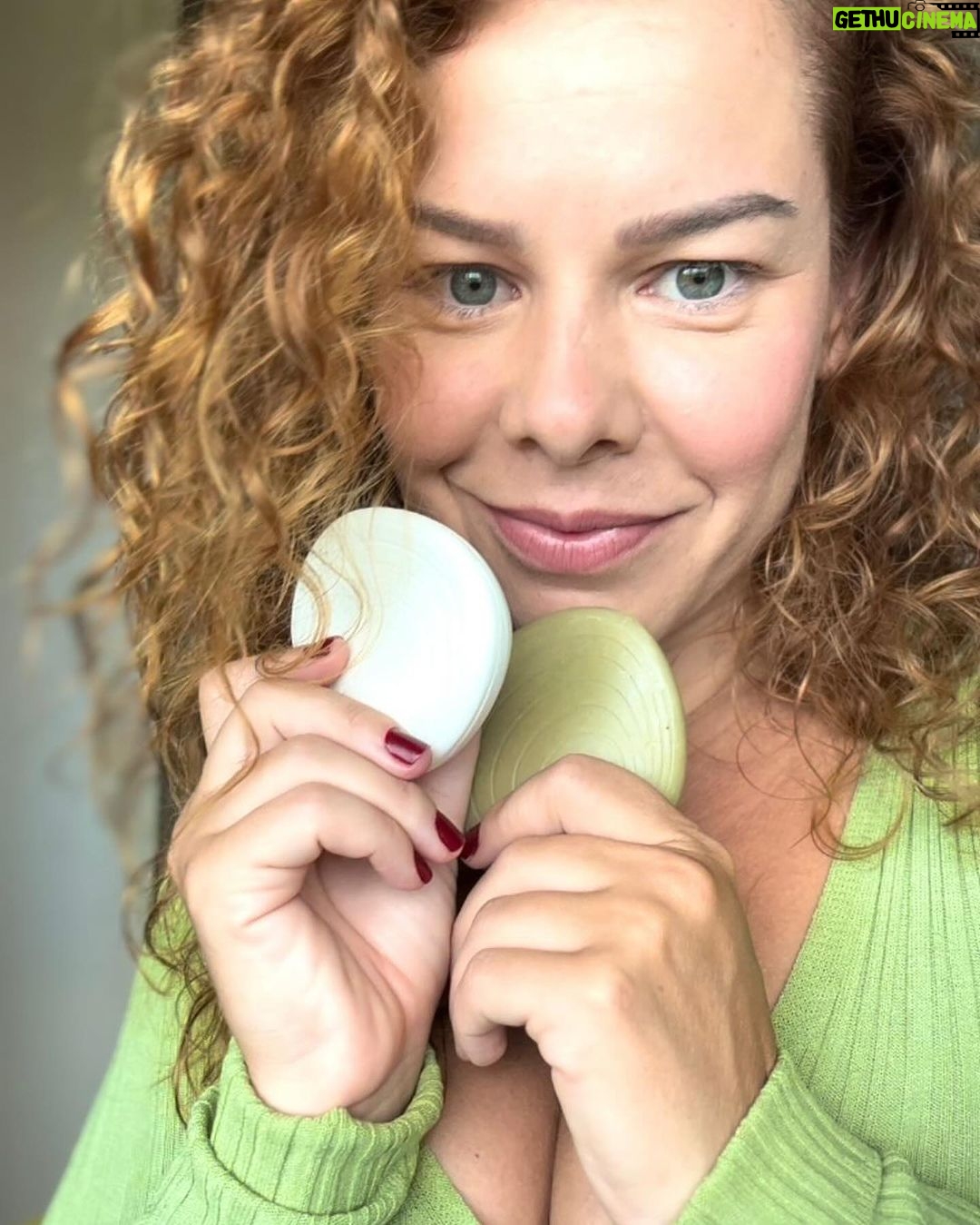 Fernanda Souza Instagram - Fazer as escolhas certas e mudar alguns hábitos pra viver uma beleza mais sustentável: esse é o principal convite da linha #NaturaBiome, que com o shampoo hidratante e condicionador em barra, deixou meus fios muito mais vivos, bonitos, nutridos e hidratados, além de me oferecer uma praticidade sem igual! Mude pra melhor com @naturabroficial você também! 🧡 #NaturaBiome
