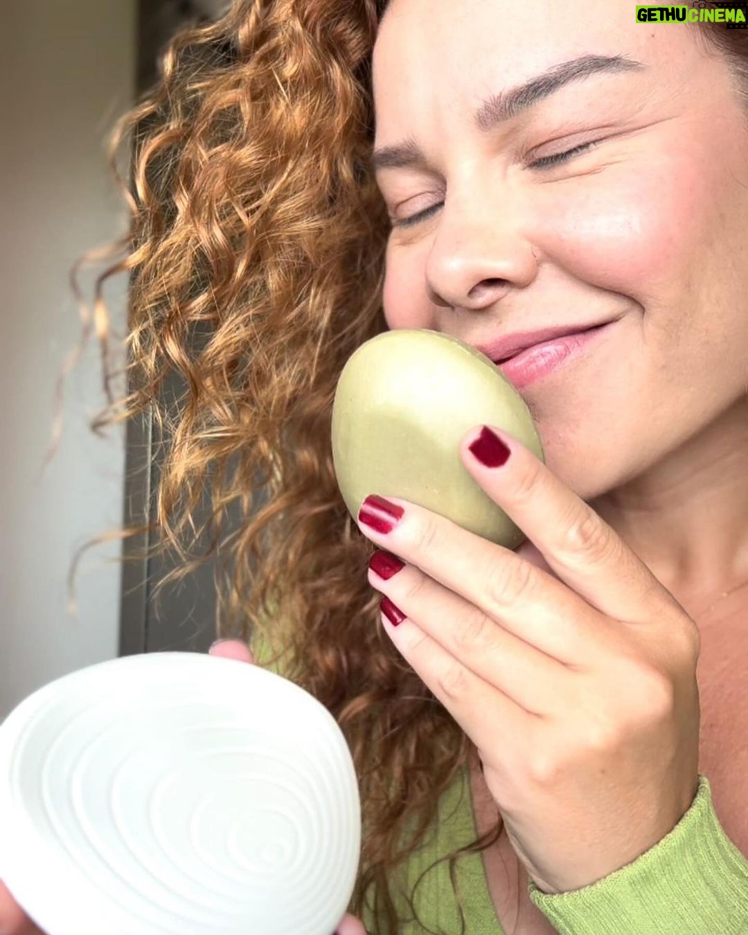 Fernanda Souza Instagram - Fazer as escolhas certas e mudar alguns hábitos pra viver uma beleza mais sustentável: esse é o principal convite da linha #NaturaBiome, que com o shampoo hidratante e condicionador em barra, deixou meus fios muito mais vivos, bonitos, nutridos e hidratados, além de me oferecer uma praticidade sem igual! Mude pra melhor com @naturabroficial você também! 🧡 #NaturaBiome