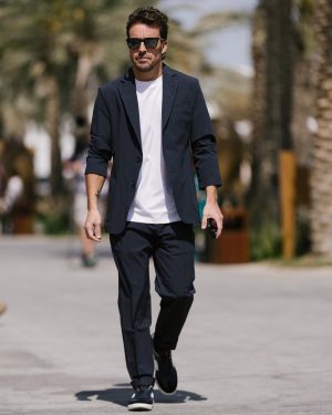 Fernando Alonso Instagram - Hello Bahrain ! Ready. @boss #beyourownboss 
📸: @zakmauger