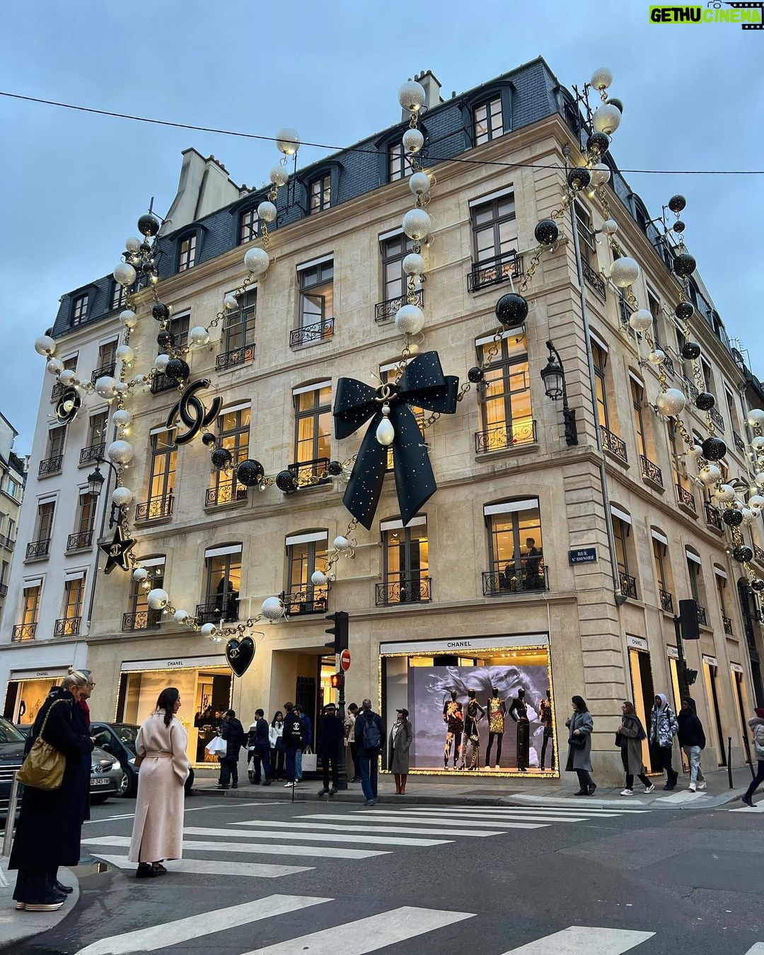 Fidji Ruiz Instagram - Winter in Paris ✨ ❄️✨