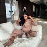 Fidji Ruiz Instagram - Un de nos derniers moments à 2 en ne faisant qu’un 🤰🏻🥹🫶🏼 une grossesse merveilleuse Al hamdoulilah Dieu merci 🤲🏼 Ps : on peux constater qu’il y a même plus de différence entre les jambes et mes pieds 😂😭 #9months