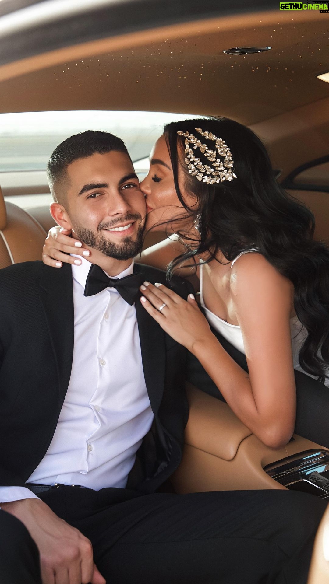 Fidji Ruiz - 315.5K Likes - Unis à jamais Inshallah 🤲🏼♥️ @anasofficiel_
Nous n’avions rien prévu mais tout est écrit.
Le mektoub nous a réuni, peu importe la distance, les différences qui nous séparent, il nous a réuni.
Tu es cette promesse révélée que la vie m’a faite.
Tu es mon homme, mon confident, mon meilleur ami …bon des fois t’es aussi mon relou ( on va dire que c’est le caractère des ZHOMMES 🇩🇿 askip )mais bon je ne suis pas toujours un petit ange non plus hihi
I love you
#wedding