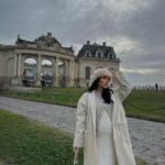 Fidji Ruiz Instagram - Au pays des merveilles d’hiver 🧊☁️❄️ Ta préféré 1,2 ou 3 ? Château de Chantilly