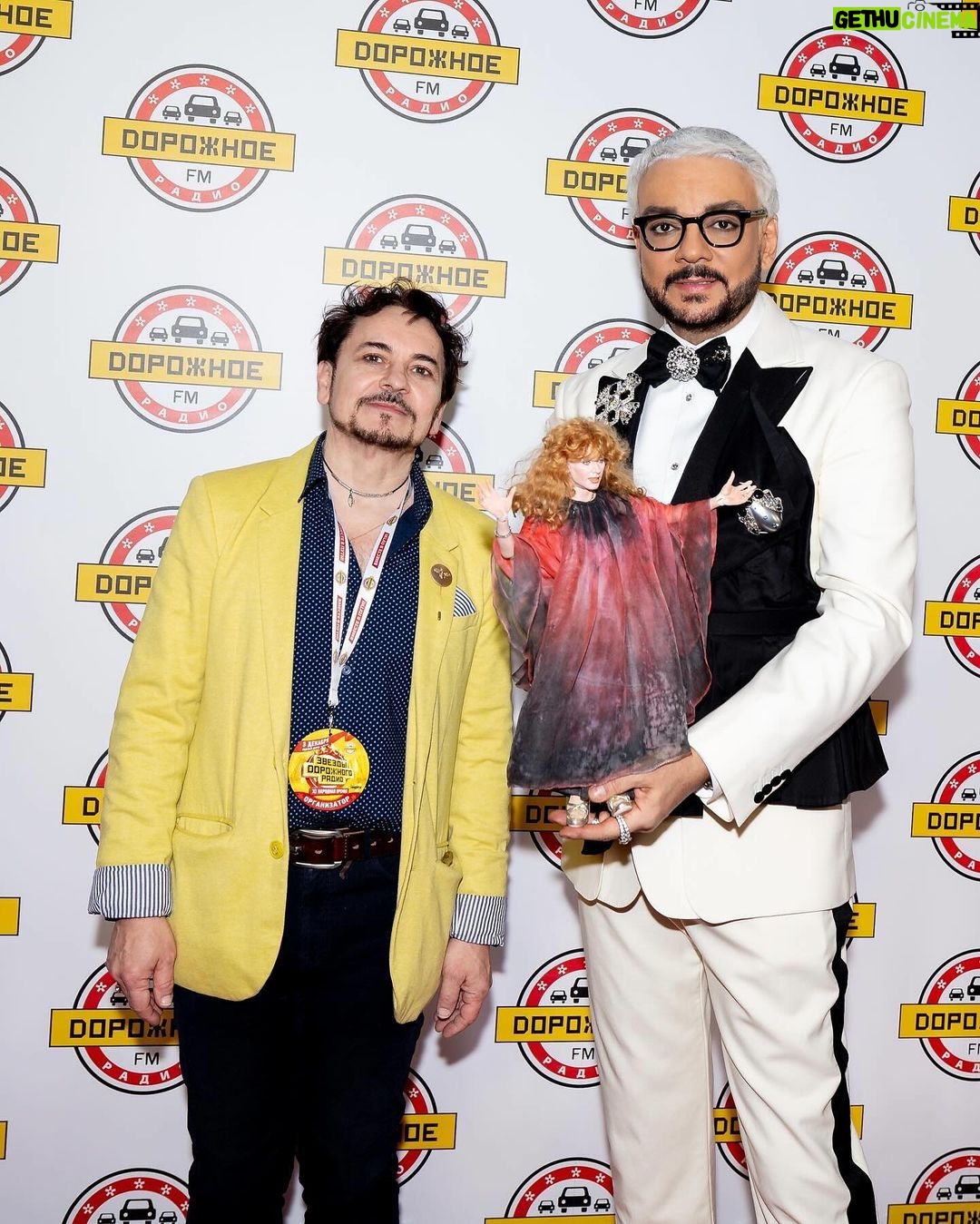 Filipp Kirkorov Instagram - Великие артисты обладают определенной магией. Они, даже не зная или не позируя художнику, начинают вести его, помогать в создании своего портрета, статуи или даже кукол. Удивительно тонкая и пугающе точная работа художника @emelyanenko_art_doll : три куклы по классическим образам Пугачевой @alla_orfey P.S. И да, я уже даже предвижу шутки и мемы на эту тему. Боялся бы их, ничего бы в своей жизни не делал.