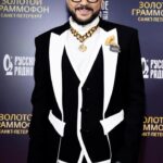 Filipp Kirkorov Instagram - Я вновь хочу увидеть Ленинград… Именно с этой песни случилась моя долгожданная встреча с Санкт-Петербургом на церемонии Золотой Граммофон @russkoe_radio Песня появилась в моем репертуаре неслучайно. Эта песня родом из Болгарии, где прошло мое детство. Впервые эта песня прозвучала почти 50 лет назад, на Солнечном Берегу на международном конкурсе “Золотой Орфей” в 1975 году. И победила наравне с Арлекино, которую исполнила Алла. Пол века прошло… А как актуально звучат эти произведения… Пусть эта песня станет еще одним напоминанием о дружбе народов. Я решил воспеть жизнь, подарить эту чудесную песню всем жителям нашей страны и Санкт-Петербурга🤍