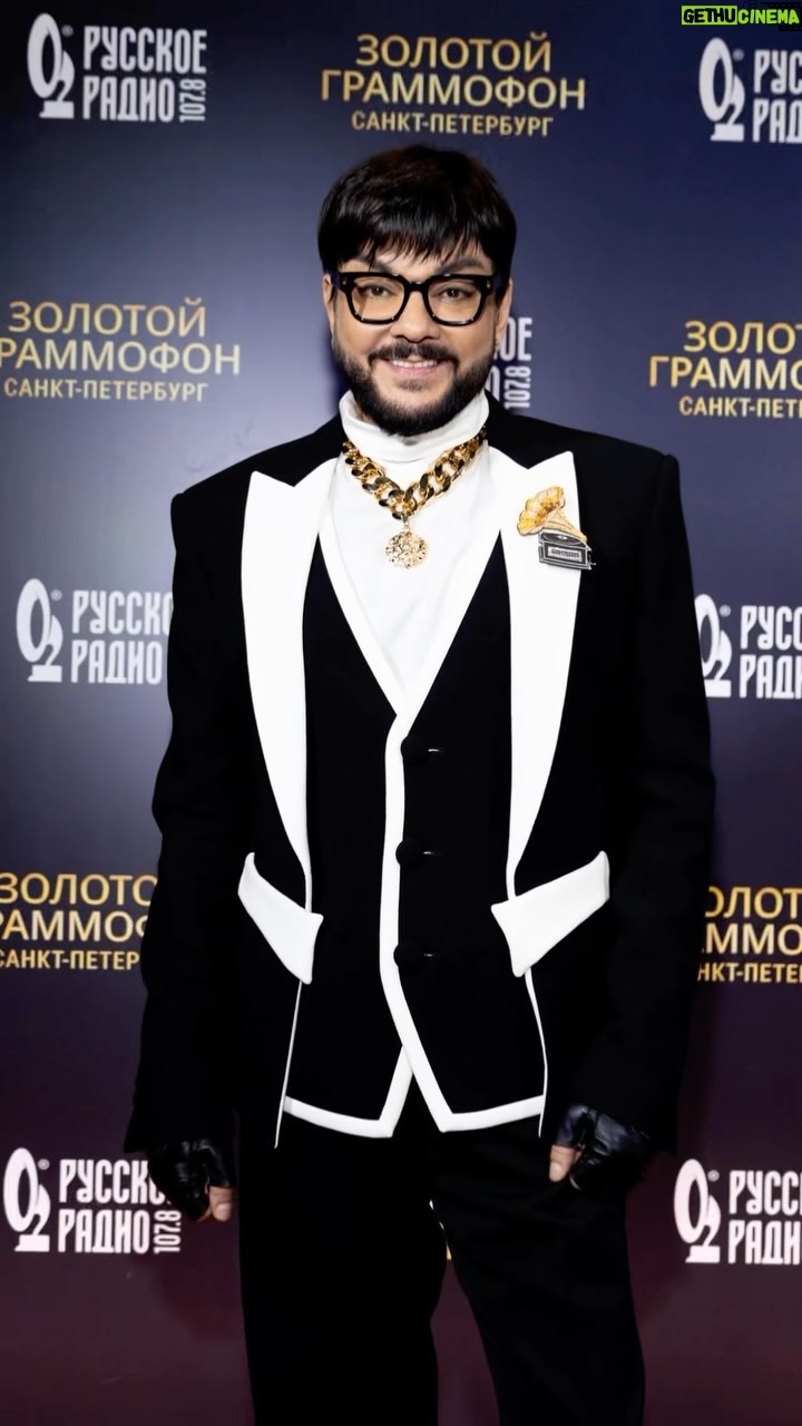 Filipp Kirkorov Instagram - Я вновь хочу увидеть Ленинград… Именно с этой песни случилась моя долгожданная встреча с Санкт-Петербургом на церемонии Золотой Граммофон @russkoe_radio Песня появилась в моем репертуаре неслучайно. Эта песня родом из Болгарии, где прошло мое детство. Впервые эта песня прозвучала почти 50 лет назад, на Солнечном Берегу на международном конкурсе “Золотой Орфей” в 1975 году. И победила наравне с Арлекино, которую исполнила Алла. Пол века прошло… А как актуально звучат эти произведения… Пусть эта песня станет еще одним напоминанием о дружбе народов. Я решил воспеть жизнь, подарить эту чудесную песню всем жителям нашей страны и Санкт-Петербурга🤍