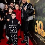 Filipp Kirkorov Instagram – Закрытая ПРЕМЬЕРА новогодней комедии «Ёлки 10» @elki_film 🎄
Я не только исполнил роль в фильме вместе с папой, но и принял участие в создании саундтрека: в фильме звучит моя новая песня «Летите, Летите»❄️
Юбилейная, десятая часть легендарной новогодней кинофраншизы «ЁЛКИ», состоит из четырёх новелл, объединённых общей сюжетной линией. «ЁЛКИ 10» отдают дань самому первому фильму франшизы: новогодние истории вновь связаны теорией шести рукопожатий, но уже на новый лад. 
Смотрите во всех кинотеатрах с 7 декабря!🌟