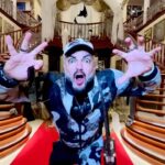 Filipp Kirkorov Instagram - С корабля на бал! Не узнал свой дом по приезду… После долгого путешествия по Китаю 🇨🇳 приехал прямо на Halloween party, которую устроили дети с друзьями 🕸️🎃👻🕷️Спасибо мастеру @eugeneprince_flowers за созданный антураж, за декорации, за атмосферу🤩Просто превратил интерьер в замок Дракулы! Развлекательная программа от @solmoscow 🔥