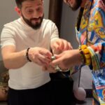 Filipp Kirkorov Instagram - Уже не секрет! Я не просто в Китае путешествую 🇨🇳Я принимаю участие в реалити шоу «Сокровища императора» на @tnt_online @tina_kandelaki @likussik Первый раз в жизни! И вчера мы все вместе поздравляли нашего супер ведущего @m_galustyan днем рождения! 🥳 Вдали от дома и семьи хотели подарить все тепло нашей любви от всей команды! Lyrics by @ptaha Полная версия в моем телеграмм-канале ▶️ Hangzhou, China