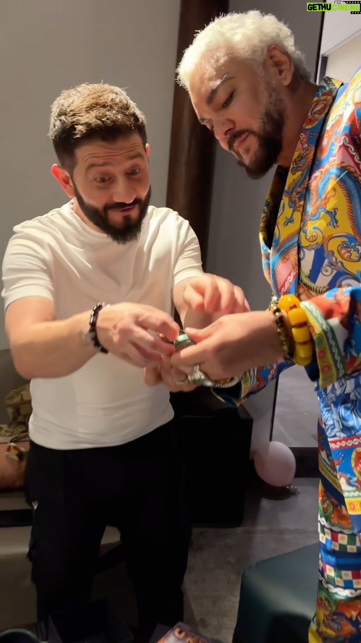 Filipp Kirkorov - 100.6K Likes - Уже не секрет! Я не просто в Китае путешествую 🇨🇳Я принимаю участие в реалити шоу «Сокровища императора» на @tnt_online @tina_kandelaki @likussik Первый раз в жизни! И вчера мы все вместе поздравляли нашего супер ведущего @m_galustyan днем рождения! 🥳 Вдали от дома и семьи хотели подарить все тепло нашей любви от всей команды!
Lyrics by @ptaha
Полная версия в моем телеграмм-канале ▶️