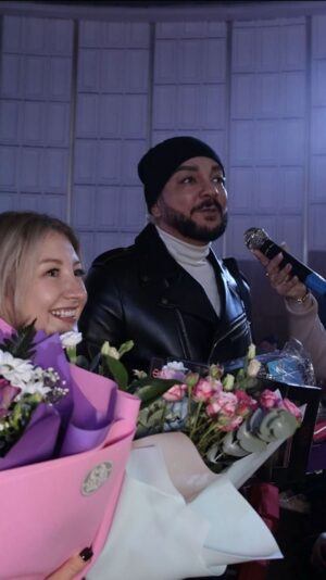 Filipp Kirkorov Instagram - Макеевка. 
Город детства. 
И родной коллектив «Родничок». 

Талантливые детки и подростки - пример таланта, освещающего эти сложные дни для Макеевки, для ДНР и для страны. Блеск глаз, улыбки и танцы участников коллектива вселяют невероятную надежду и уверенность в завтрашнем дне, в таланте и силе нового поколения. Мы обязаны защищать и помогать таким талантам!
Таким творческим союзом стали и мы…

Сегодня я хочу поделиться с вами невероятной историей. Личной и важной для меня. 

Впервые за 6 лет я снова посетила свой дом, родную Макеевку. Скажу честно, я очень боялась ехать сюда пока была в положении несмотря на то, что здесь живут мои родители, сестра и родственники. 

И помогала семье и творческой семье «Родничок» на расстоянии. Вместе с Филиппом.

И зная, что я из Макеевки, предложил заехать к ним в гости вместе. 

За время, которое мы провели здесь, нам удалось заехать в макеевские коллективы, в которых я росла. Я с 3,5 лет на сцене, представляете? Эти коллективы до сих пор развиваются и помогают осознать свой талант «маленьким звёздочкам». И даже Филипп знает о них не понаслышке. 
Для всех - наш приезд стал приятным сюрпризом. 

WOW, чудеса!
WOW, Макеевка!
WOW, Марго! 
WOW, Филипп!