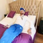 Filipp Kirkorov Instagram - Приглашаю вас в небольшой румтур по моему дому🤩 Команда Askona Home обустроила одну из комнат в моем загородном особняке, от и до. Шикарная услуга, когда нет времени самому замерять/подбирать, специалисты компании сделают вам дизайн-проект. Всё продумано, от кровати и шкафов до вазочек и штор. Самый главный сюрприз был внутри кровати - она оказалась с трансформируемым основанием Ergomotion. Здесь есть даже функция массажа и режим невесомости! Комната предполагалась как гостевая, но ее тут же заняли мои дети- влюбились в эту чудо-кровать. Мне кажется, что в такой комфорт невозможно не влюбиться! Это прекрасный повод подарить такой же Ergomotion кому-то из моих поклонников! Условия: 1) В комментартях отметьте друга, который любит поспать😌 2) Подпишитесь на аккаунт @askona_home UPD: Друзья, мы с Askona сделали выбор - кровать отправляется в ГБУ ЦСПР «Дом Детей» - Центр социальной поддержки и реабилитации детей-инвалидов. Всех с Новым годом! Всем добра!❤️ 🎉
