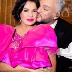 Filipp Kirkorov Instagram - Этот Артист который не терпит «малых форм». Этот человек не мыслит малым. Эта женщина не приемлет «малых чувств»! В этом я еще раз убедился, когда писал эти строки. Невозможно описать Великую Оперную Диву – Анна Нетребко. Мою любимую Анечку! Только садишься писать ей поздравления, а мысли в голове уже выстраиваются в бесконечное многотомное произведение. Жизнь и судьба удостоила чести меня быть знакомыми со многими великими артистами и людьми. И в общении с ними я всегда или оставался строго на Вы и по отчеству или же со временем переходил на дружеские ласковые имена. С Нетребко ситуация уникальная (как и все, что связано с ней) - с первого знакомства и всю жизнь она для меня Аннушка и в то же время всегда Анна Юрьевна! В ней сочетается то, что всегда в искусстве было противоречием: она и золотой стандарт, и ломающая законы и стандарты хулиганка. Когда на подмостки Мировых оперных сцен дивы себя буквально вносят, она ворвалась на них босая, безумная, лихая и с первых нот всеми любимая! Ну кто еще может со сцены так элегантно игриво разорять свои же букеты, даря мужчинам в элегантным костюмах розы, превращая их хоть на секунду, но в детей. Гладить голову первой скрипки прямо во время выступления ли или останавливать оркестр в обход дирижера (НОНСЕНС для музыкального мира). Она и есть НОНСЕНС. Казачка, которая мыла полы в театре, еще сама тогда не понимая, что она не моет полы, а расчищает свой пусть к сцене, ибо никогда на ее пути не может быть грязи! В обход безумию, охватившему мир искусства и сцены несколько лет назад, она не поддалась конъюнктуре, бросила вызов, не побоюсь этого слова, институциональный вызов оперному истеблишменту. Она не поддалась на провокации затянуть себя в политические игры, всегда оставаясь верной искусству, верной своим корням. Верность. Вот, пожалуй, одно из главных определений Анны Юрьевны. Невозможно найти человека более преданного своим друзьям, своему мужу, своему сыну и самой себе!!!! Аннушка, Аннечка, Анна Юрьевна, великая Нетребко! Начинайте каждый свой день и год только с высокой ноты! И, пожалуйста, пусть всегда в твоем букете будет оставаться одна роза и для меня! Всегда Ваш. Всегда Твой. Филипп Киркоров.