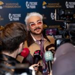 Filipp Kirkorov Instagram – Карты раскрыты 🃏 
29-ого ноября я буду ведущим 28-ой церемонии «Золотого Граммофона» @russkoe_radio 🌟 
До встречи!
Look by @louisvuitton
