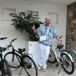 Filipp Kirkorov Instagram - Я буду долго гнать велосипед! 🚴🏼‍♂️ Теперь это стало моей частью жизни. Надо держать форму! Все знают, что фитнес для меня не самое приятное времяпровождение. А вот прогулки на велосипеде - это и спорт, и отличное настроение, и бодрый заряд на целый день! Теперь у меня в Греции есть свой велодом. Спасибо моим друзьям, @electrabike.ru @electrabike.ae , что помогаете быть в тонусе! Всей семьей катаемся и изучаем окрестности…🌍