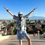 Filipp Kirkorov Instagram - Каникулы начались! Кто хорошо работает, тот и качественно отдыхает. Прекрасно провели модный показ с @max.sitni , мы дружной компанией улетели на отдых! Первая остановка в любимой Армении 🇦🇲 Всегда вкусно, гостеприимно, празднично, красиво. И в путь дальше!.. Думаю, не трудно догадаться - где любят отдыхать дети❓ И P.S. В обновочках от @shogerina @alexyvnstores уже на новом месте🔥