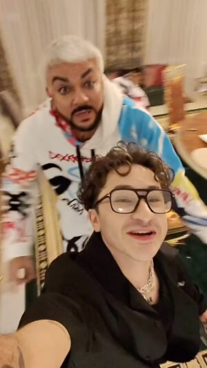 Filipp Kirkorov Instagram - Лесной олень обещал заглянуть 22 декабря 🦌🎅🤶 А 29 декабря 2023 ровно в 20:24 смотрите премьеру шоу «VK под шубой 2»
