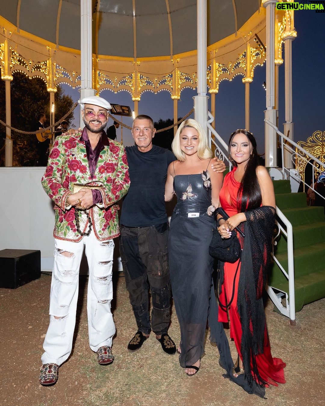Filipp Kirkorov Instagram - Дали старт самого главного события из мира моды в 2023 - 5 дней Couture от @dolcegabbana 08/07/2023 - Alta Gioielleria Exhibition and dinner by @dolcegabbana Невероятно красивый вечер в честь ювелирных творений #DGAltaGioielleria в самом сердце Agro do Egnazia🤍 Мои друзья Доменико и Стефано всегда удивляют своих клиентов. Оливковые рощи вокруг древнего замка. Место стало отображение в новой коллекции ювелирных изделий и повторили богатую историю и завораживающую красоту Пулии Но самая главная драгоценность этого вечера - это гости! Был рад встрече с друзьями, партнерами и ценителями D&G Рад был познакомить своих друзей @max.sitni @vital_tw @natalitsa @anikakerimova_official с Гениями современной моды - Доменико Дольче и Стефано Габбана🫶🏼 Следите за событиями. Сегодня и завтра показы Alta Moda женской и мужской коллекции @dolcegabbana 🔝 Look by @dolcegabbana Savelletri Di Fasano, Puglia