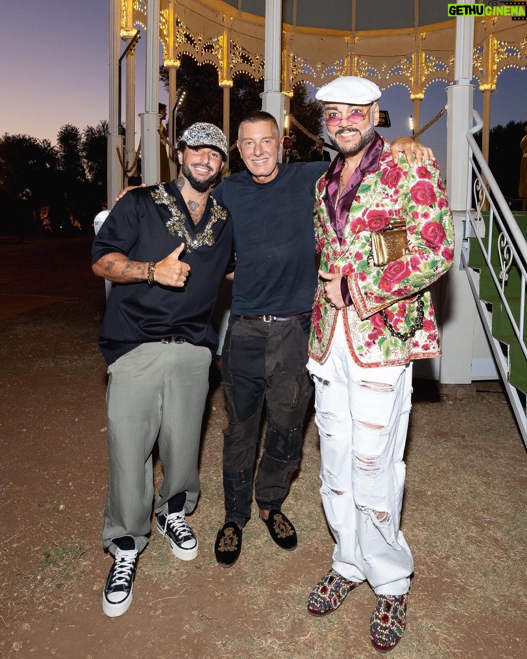Filipp Kirkorov Instagram - Дали старт самого главного события из мира моды в 2023 - 5 дней Couture от @dolcegabbana 08/07/2023 - Alta Gioielleria Exhibition and dinner by @dolcegabbana Невероятно красивый вечер в честь ювелирных творений #DGAltaGioielleria в самом сердце Agro do Egnazia🤍 Мои друзья Доменико и Стефано всегда удивляют своих клиентов. Оливковые рощи вокруг древнего замка. Место стало отображение в новой коллекции ювелирных изделий и повторили богатую историю и завораживающую красоту Пулии Но самая главная драгоценность этого вечера - это гости! Был рад встрече с друзьями, партнерами и ценителями D&G Рад был познакомить своих друзей @max.sitni @vital_tw @natalitsa @anikakerimova_official с Гениями современной моды - Доменико Дольче и Стефано Габбана🫶🏼 Следите за событиями. Сегодня и завтра показы Alta Moda женской и мужской коллекции @dolcegabbana 🔝 Look by @dolcegabbana Savelletri Di Fasano, Puglia