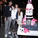 Filipp Kirkorov Instagram - Модный показ от молодых дизайнеров Мартина Киркорова и Максима Ситника с коллаборации с Домом Моды @anikakerimova_official 💥 Кстати, для моих гостей стало удивлением, что именно Алла-Виктория стала Музой и вдохновила брата на создание женской коллекции. А некоторые рисунки сестры стали узорами на тканях. Так что у коллекции интересная история создания… Люблю вещи с историей и душой. Уже скоро собираюсь посетить еще несколько модных показов, но об этом чуть позже… Look by @max.sitni Спасибо за вкусный торт @irinamoshkina @gift_cookies @valentinov.artem @gagarin_nick