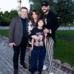 Filipp Kirkorov Instagram - Модный показ от молодых дизайнеров Мартина Киркорова и Максима Ситника с коллаборации с Домом Моды @anikakerimova_official 💥 Кстати, для моих гостей стало удивлением, что именно Алла-Виктория стала Музой и вдохновила брата на создание женской коллекции. А некоторые рисунки сестры стали узорами на тканях. Так что у коллекции интересная история создания… Люблю вещи с историей и душой. Уже скоро собираюсь посетить еще несколько модных показов, но об этом чуть позже… Look by @max.sitni Спасибо за вкусный торт @irinamoshkina @gift_cookies @valentinov.artem @gagarin_nick
