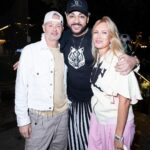 Filipp Kirkorov Instagram - Модный показ от молодых дизайнеров Мартина Киркорова и Максима Ситника с коллаборации с Домом Моды @anikakerimova_official 💥 Кстати, для моих гостей стало удивлением, что именно Алла-Виктория стала Музой и вдохновила брата на создание женской коллекции. А некоторые рисунки сестры стали узорами на тканях. Так что у коллекции интересная история создания… Люблю вещи с историей и душой. Уже скоро собираюсь посетить еще несколько модных показов, но об этом чуть позже… Look by @max.sitni Спасибо за вкусный торт @irinamoshkina @gift_cookies @valentinov.artem @gagarin_nick