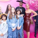 Filipp Kirkorov Instagram - Модный показ от молодых дизайнеров Мартина Киркорова и Максима Ситника с коллаборации с Домом Моды @anikakerimova_official 💥 Кстати, для моих гостей стало удивлением, что именно Алла-Виктория стала Музой и вдохновила брата на создание женской коллекции. А некоторые рисунки сестры стали узорами на тканях. Так что у коллекции интересная история создания… Люблю вещи с историей и душой. Уже скоро собираюсь посетить еще несколько модных показов, но об этом чуть позже… Look by @max.sitni Спасибо за вкусный торт @irinamoshkina @gift_cookies @valentinov.artem @gagarin_nick