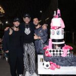 Filipp Kirkorov Instagram - Отправились на каникулы ✈️ и рассматриваем фотографии с показа. Какие у нас были красивые гости. Все наши любимые, близкие, кто всегда рядом. Хочется поделиться яркими моментами с показа в коллаборации: Мартин Киркоров & Аника Керимова & Максим Ситник Кстати, как вам мой fashion look by @max.sitni из его первой fashion коллекции круиз’24? Оцените от 1 до 10 🔽