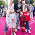 Filipp Kirkorov Instagram - Отправились на каникулы ✈️ и рассматриваем фотографии с показа. Какие у нас были красивые гости. Все наши любимые, близкие, кто всегда рядом. Хочется поделиться яркими моментами с показа в коллаборации: Мартин Киркоров & Аника Керимова & Максим Ситник Кстати, как вам мой fashion look by @max.sitni из его первой fashion коллекции круиз’24? Оцените от 1 до 10 🔽