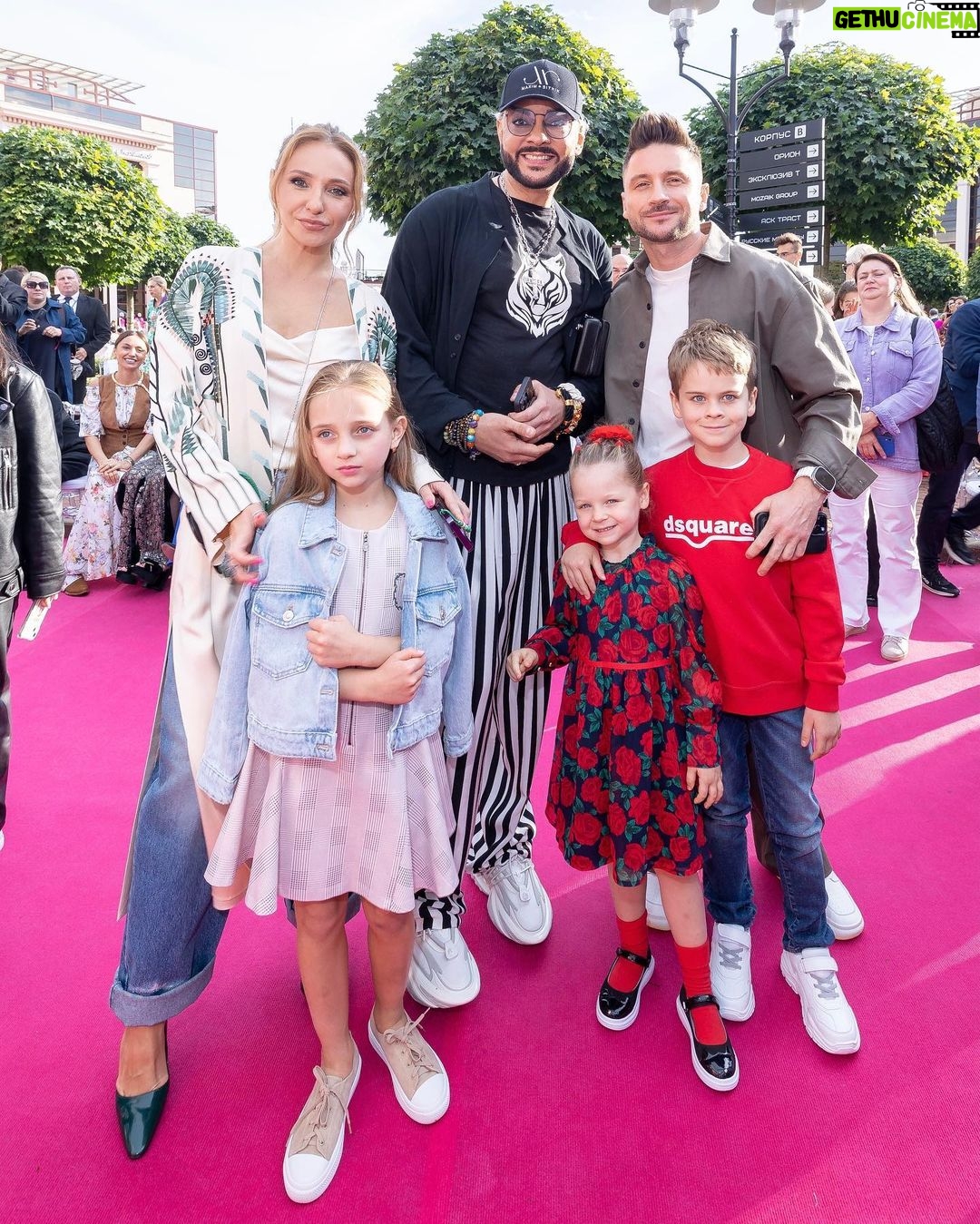 Filipp Kirkorov Instagram - Отправились на каникулы ✈️ и рассматриваем фотографии с показа. Какие у нас были красивые гости. Все наши любимые, близкие, кто всегда рядом. Хочется поделиться яркими моментами с показа в коллаборации: Мартин Киркоров & Аника Керимова & Максим Ситник Кстати, как вам мой fashion look by @max.sitni из его первой fashion коллекции круиз’24? Оцените от 1 до 10 🔽