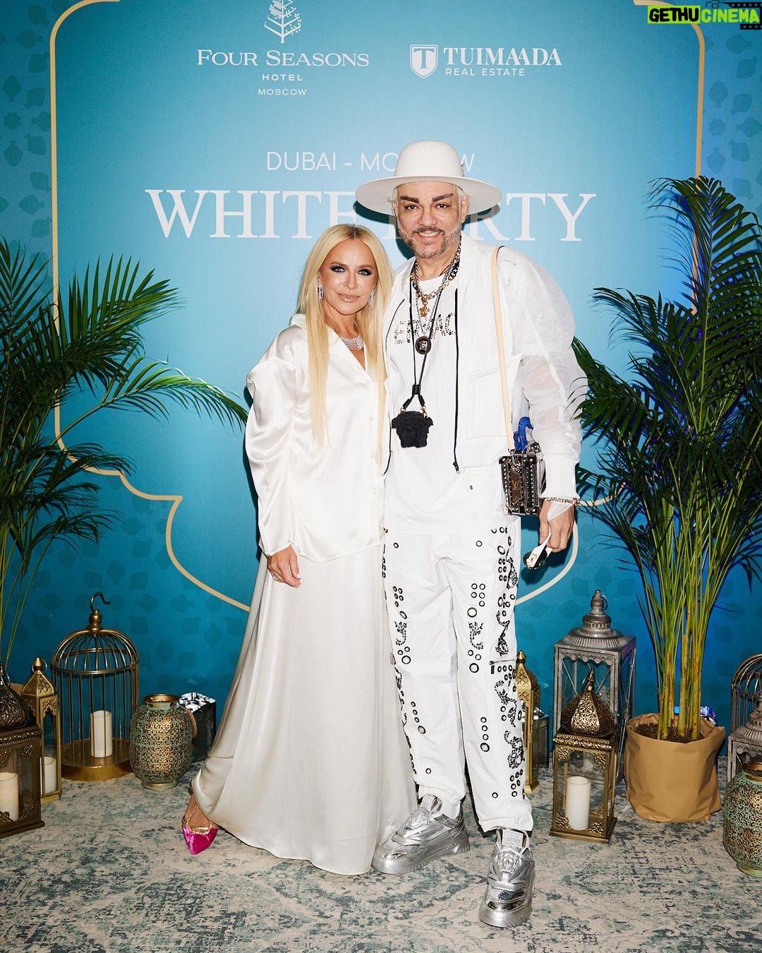 Filipp Kirkorov Instagram - Богиня @vshelyagova умеет собрать красивых людей! Total white вечеринка просто 🔥 все как мы любим! И практикуем… Four Seasons Hotel Moscow