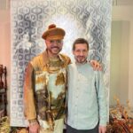 Filipp Kirkorov Instagram – Воскресный день в чудесной компании в очень уединенном месте в гостях у художника Егора Острова… История нашего знакомства с @egorostrov очень таинственная и интересная. Одно из произведений волею случая стало иллюстрацией моего юбилейного шоу. А узнал я кто автор только сейчас. Представляете? А мы ведь почти соседи. 
Сама картина была ключевым вдохновляющим элементом номера. Преклонение перед обликом Святой, то о чем поется в песне. Сам номер находится в кульминационной части программы, когда нужно говорить о Важном, помнить о Важном.
Облик Марии находился наверху, над сценой, а явление святой – как оберег, символ мира и любви на земле. Выбор остановился именно на этом произведении,  потому что именно оно передает невероятную силу духовной глубины и невероятно мощный энергетический посыл. Графический стиль рисования тонко и глубоко подчеркивает смысл песни, за что спасибо Автору.
Таких совпадений не бывает ❤️
Автор фото: @eleni_official_page

Look by @louisvuitton