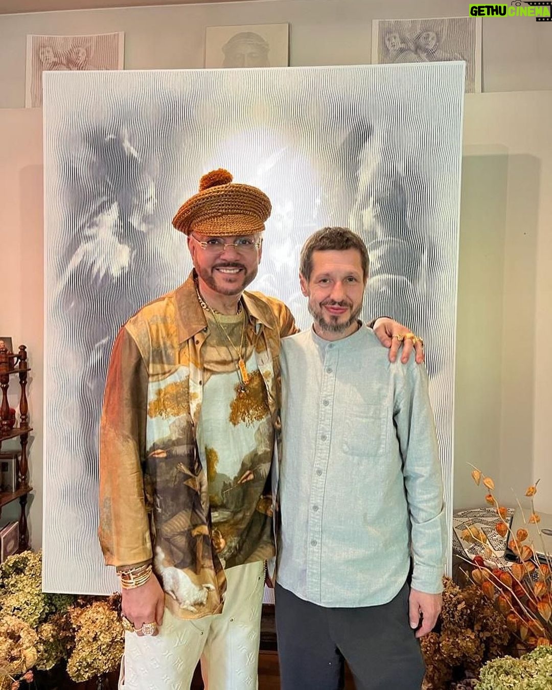 Filipp Kirkorov Instagram - Воскресный день в чудесной компании в очень уединенном месте в гостях у художника Егора Острова… История нашего знакомства с @egorostrov очень таинственная и интересная. Одно из произведений волею случая стало иллюстрацией моего юбилейного шоу. А узнал я кто автор только сейчас. Представляете? А мы ведь почти соседи. Сама картина была ключевым вдохновляющим элементом номера. Преклонение перед обликом Святой, то о чем поется в песне. Сам номер находится в кульминационной части программы, когда нужно говорить о Важном, помнить о Важном. Облик Марии находился наверху, над сценой, а явление святой - как оберег, символ мира и любви на земле. Выбор остановился именно на этом произведении, потому что именно оно передает невероятную силу духовной глубины и невероятно мощный энергетический посыл. Графический стиль рисования тонко и глубоко подчеркивает смысл песни, за что спасибо Автору. Таких совпадений не бывает ❤️ Автор фото: @eleni_official_page Look by @louisvuitton
