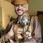Filipp Kirkorov Instagram – Воскресный день в чудесной компании в очень уединенном месте в гостях у художника Егора Острова… История нашего знакомства с @egorostrov очень таинственная и интересная. Одно из произведений волею случая стало иллюстрацией моего юбилейного шоу. А узнал я кто автор только сейчас. Представляете? А мы ведь почти соседи. 
Сама картина была ключевым вдохновляющим элементом номера. Преклонение перед обликом Святой, то о чем поется в песне. Сам номер находится в кульминационной части программы, когда нужно говорить о Важном, помнить о Важном.
Облик Марии находился наверху, над сценой, а явление святой – как оберег, символ мира и любви на земле. Выбор остановился именно на этом произведении,  потому что именно оно передает невероятную силу духовной глубины и невероятно мощный энергетический посыл. Графический стиль рисования тонко и глубоко подчеркивает смысл песни, за что спасибо Автору.
Таких совпадений не бывает ❤️
Автор фото: @eleni_official_page

Look by @louisvuitton